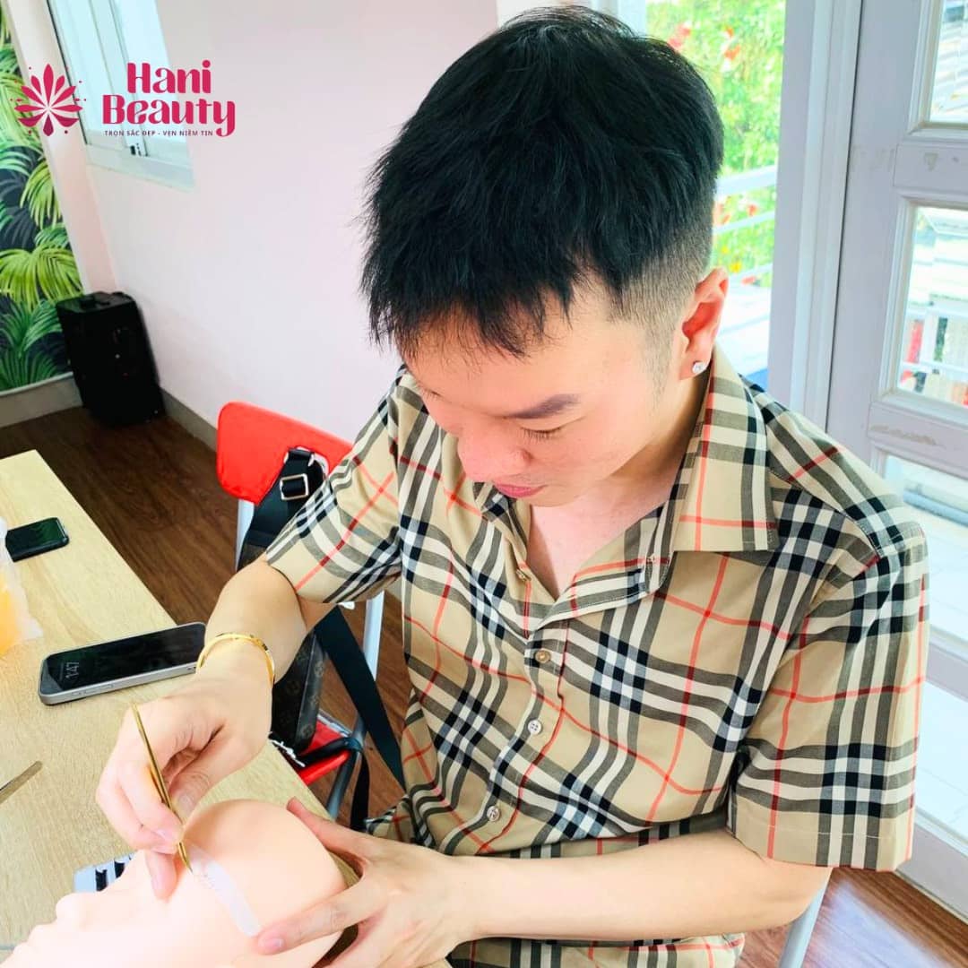 Học nối mi tại Hani Academy: thực hành 80%, giảng viên giàu kinh nghiệm, bộ dụng cụ đầy đủ, hỗ trợ trọn đời.