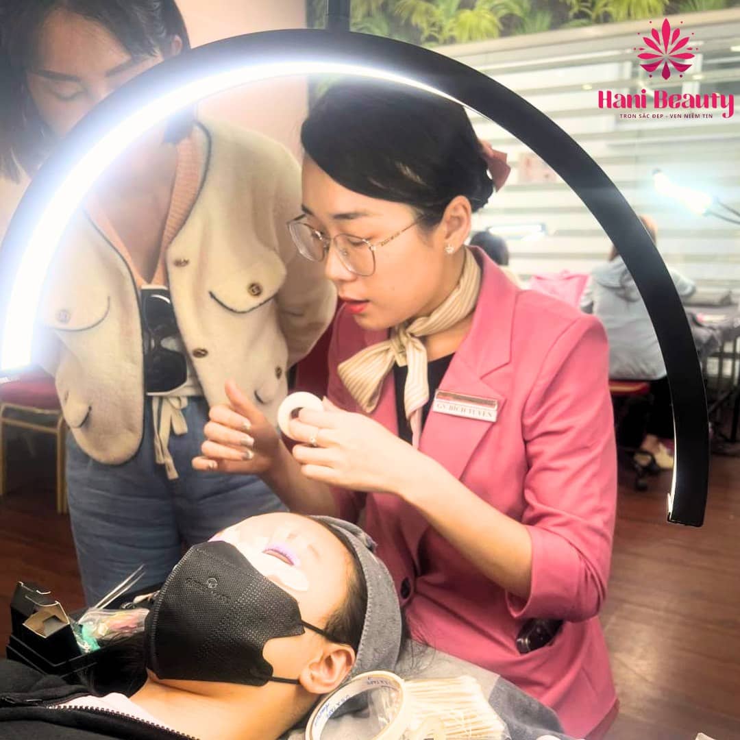 Hani Academy cam kết đầu ra, hỗ trợ trọn đời và giúp học viên nối mi thành nghề, tạo thu nhập ổn định.