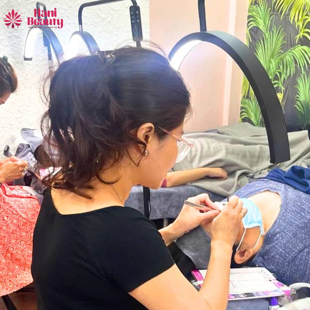 Khóa học nối mi căn bản cho người mới tại Hani Academy với 80% thực hành và cam kết đầu ra.