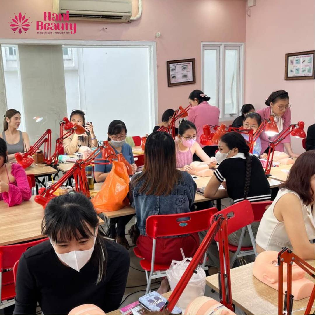 Khóa học nối mi căn bản cho người mới tại Hani Academy với cam kết đầu ra và nhiều quyền lợi đặc biệt.