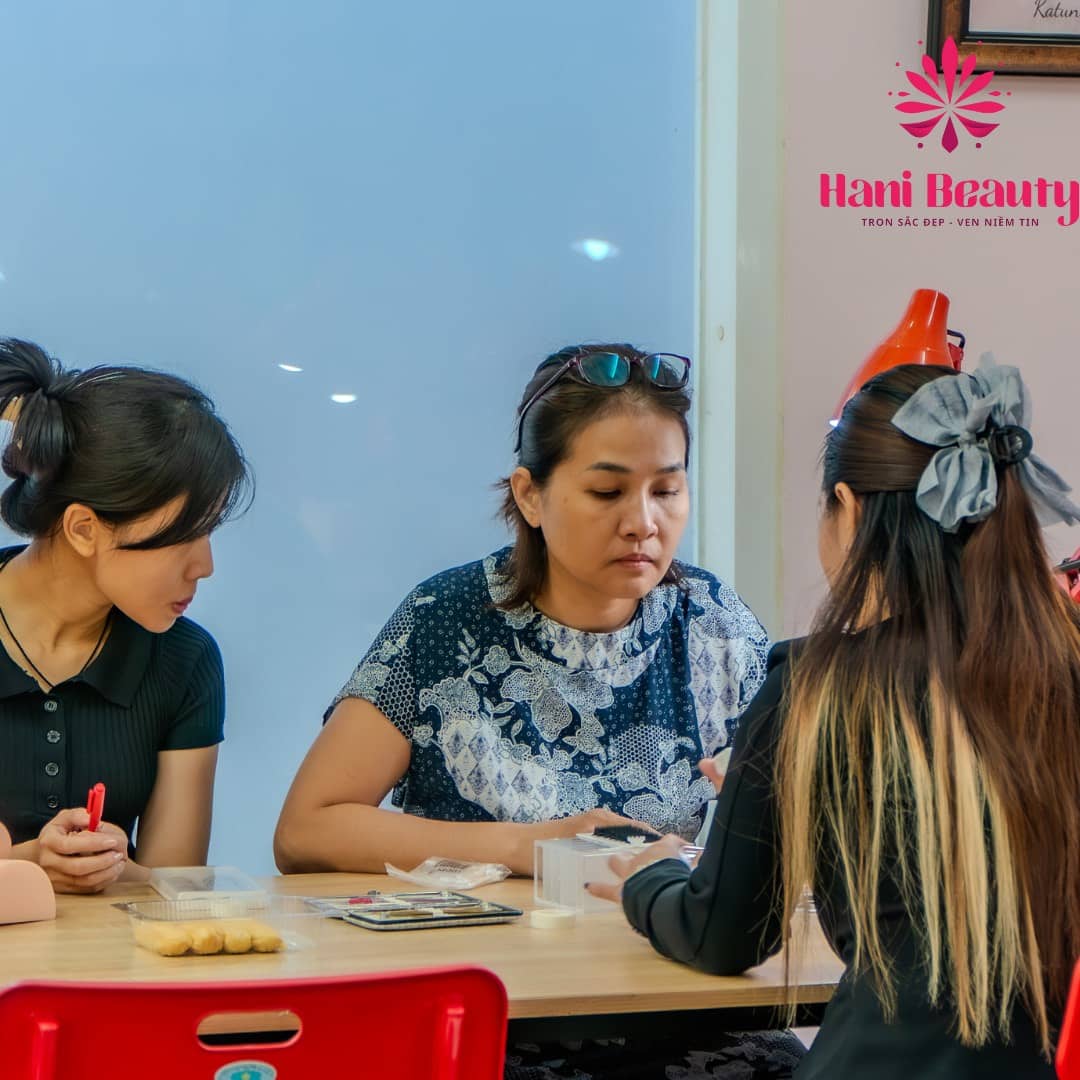 Ưu đãi khóa học nối mi căn bản cho người mới: workshop miễn phí, bảo hành kiến thức trọn đời tại Hani Academy.