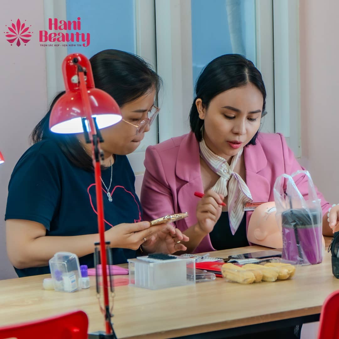 Khóa Học nối mi căn bản gói ưu đãi tại Hani Academy cho người mới bắt đầu.
