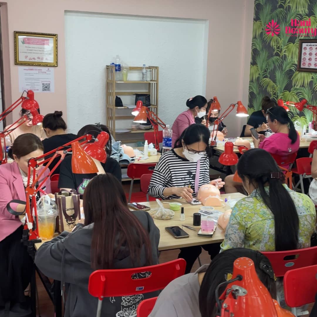 Học nối mi căn bản gói ưu đãi chỉ từ 4.9 triệu, có bộ dụng cụ miễn phí.