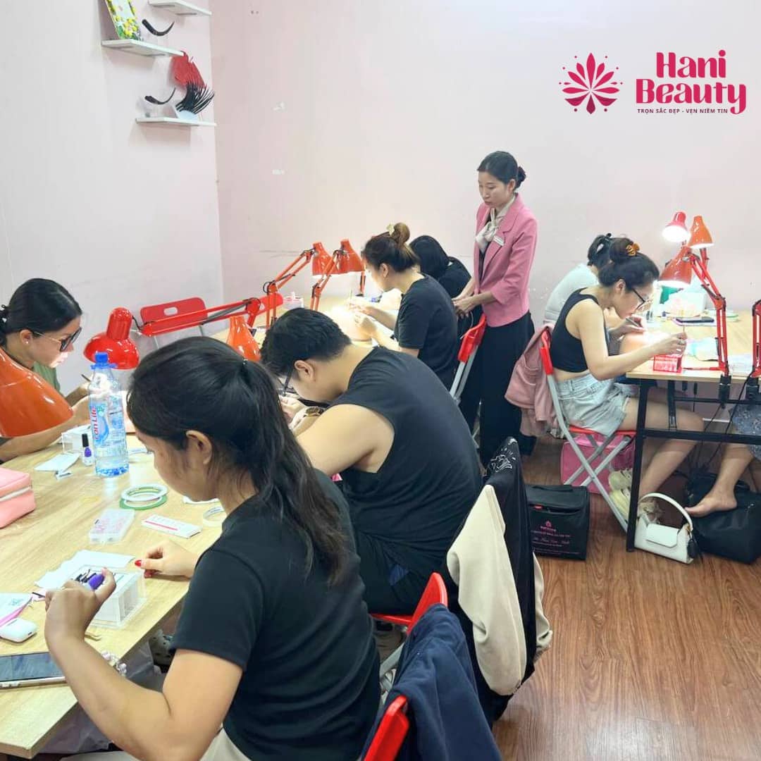 Học nối mi căn bản nối mi layer với 80% thực hành, làm chủ dụng cụ và kỹ thuật đặt mi bền đẹp.