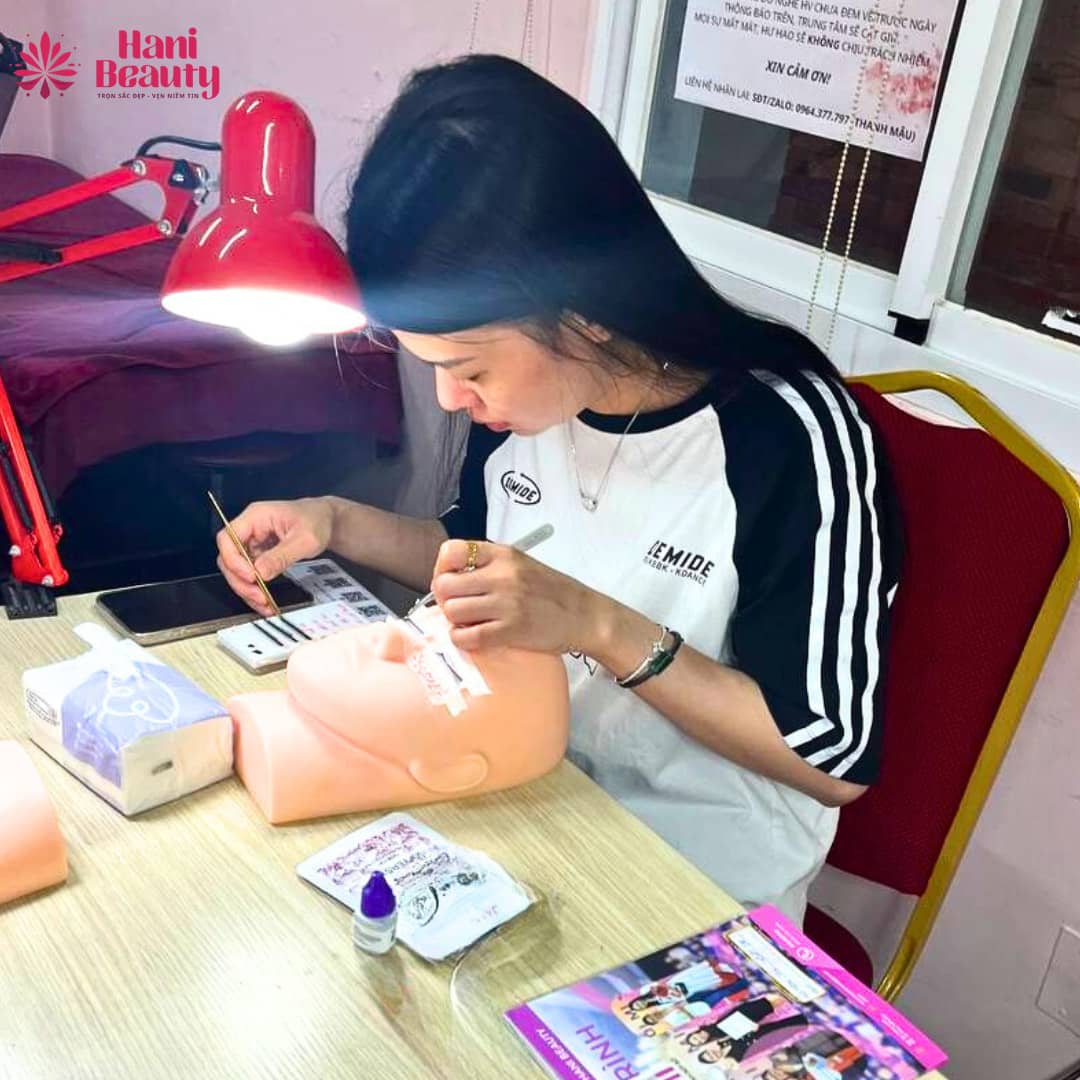 Ưu đãi học nối mi căn bản nối mi layer trọn gói chỉ 7 triệu, bao gồm giáo trình và dụng cụ học tập.