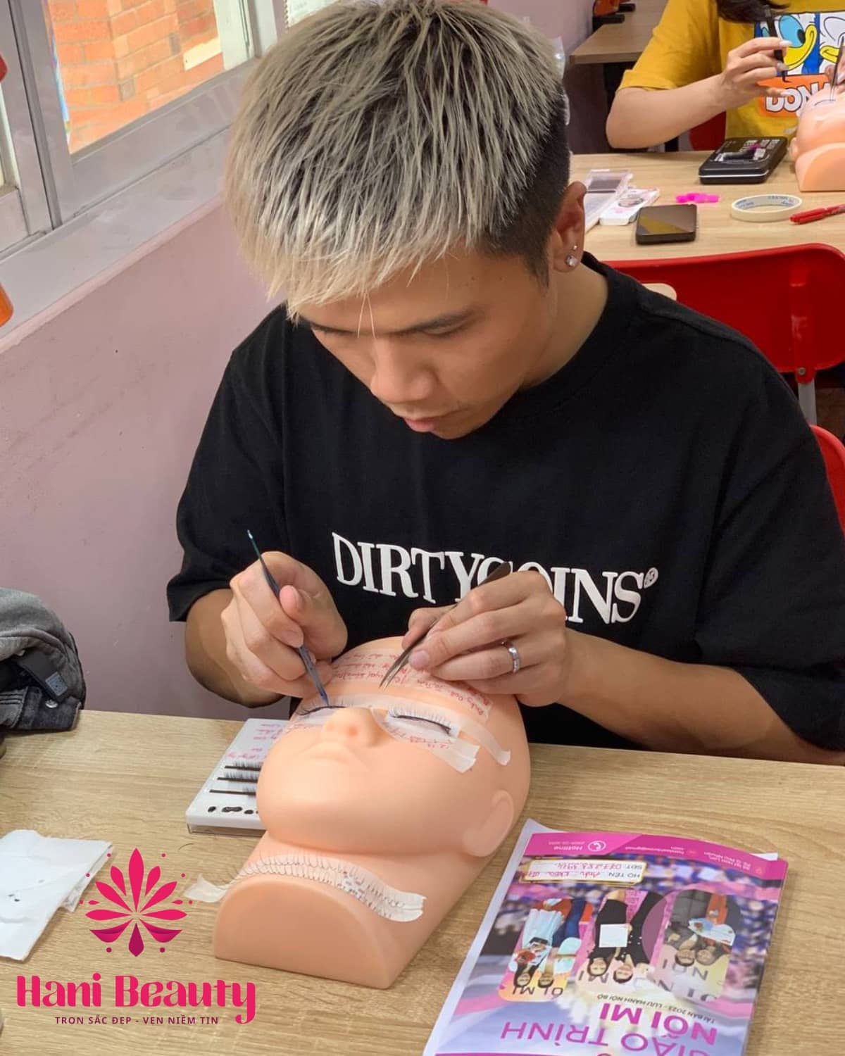 Câu hỏi thường gặp khi học nối mi căn bản nối mi layer tại Hani Academy, hướng dẫn chi tiết cho người mới.