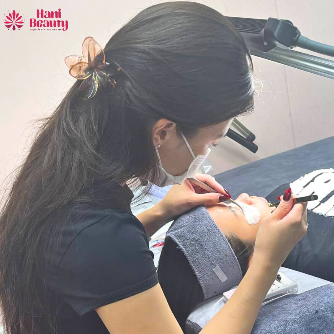 Học nối mi căn bản nối mi layer với học phí linh hoạt từng học phần, phù hợp nhu cầu và tài chính học viên.