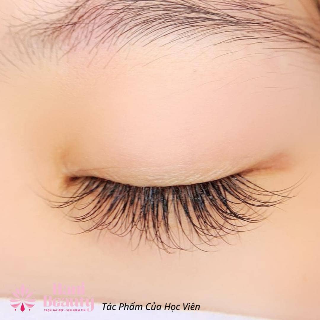 Hani Beauty cung cấp khóa học nối mi từ cơ bản đến nâng cao, thực hành trực tiếp trên mẫu thật, hỗ trợ trọn đời.