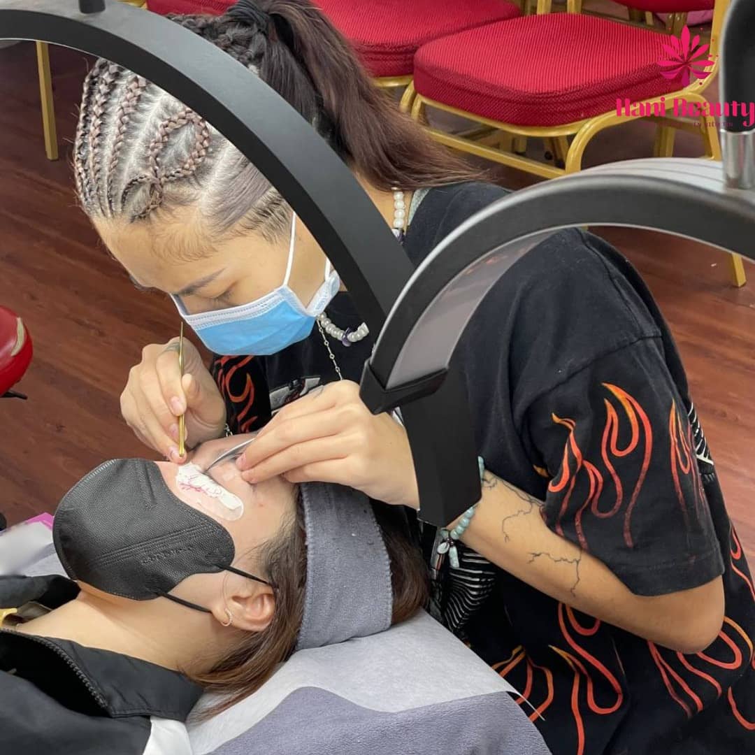 Khắc phục run tay, mi vón cục và rụng nhanh nhờ luyện tập, kỹ thuật chuẩn và mẫu thực hành đa dạng.