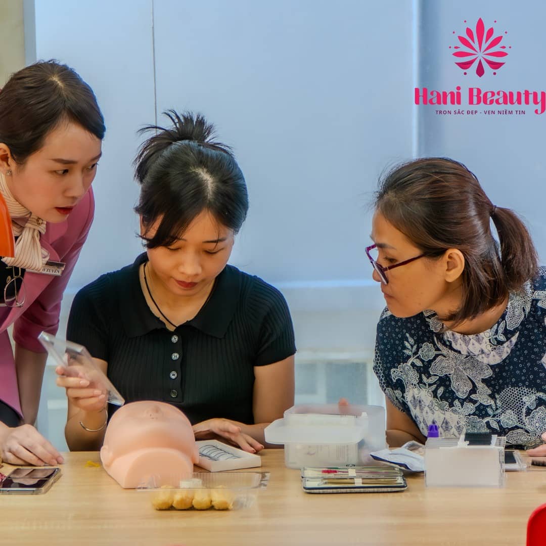 Học nối mi chuyên sâu tại Hani Beauty – nền tảng vững chắc, kỹ thuật chuẩn, hỗ trợ mở tiệm và đồng hành trọn đời cho người mới.