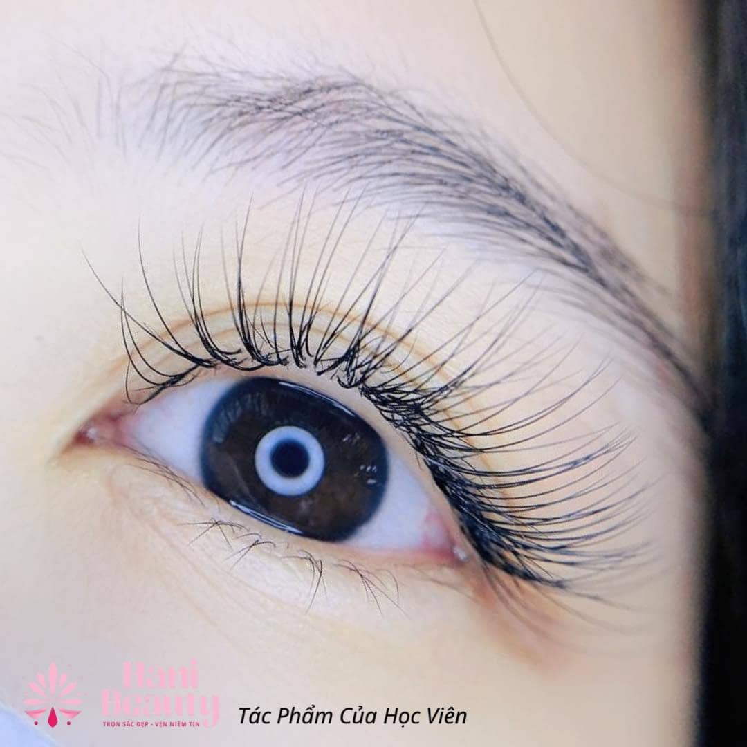 Khóa học đa dạng: cơ bản, chuyên sâu, cấp tốc, kèm ưu đãi học nhóm, voucher dụng cụ và bảo hành tay nghề.