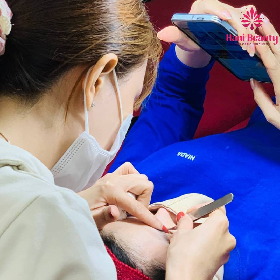 Giải pháp cho học viên mới: kiểm soát nhíp, dùng keo đúng cách, thực hành trên mẫu thật để nâng tay nghề.