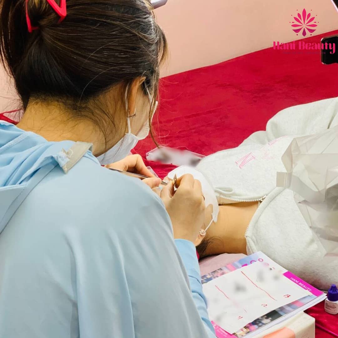 Học nối mi chi phí trọn gói, giảng viên hướng dẫn chi tiết, đảm bảo tay nghề sau khóa học.