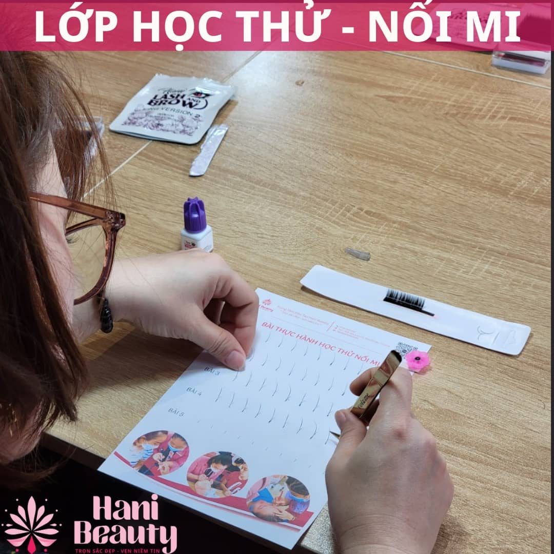 Học nối mi chi phí trọn gói, kết hợp lý thuyết, thực hành và kỹ năng tư vấn khách hàng.