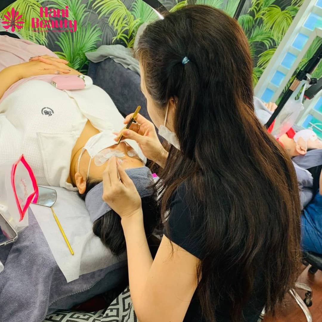 Học nối mi chi phí trọn gói tại Hani Beauty, được hỗ trợ mẫu thật suốt quá trình học.