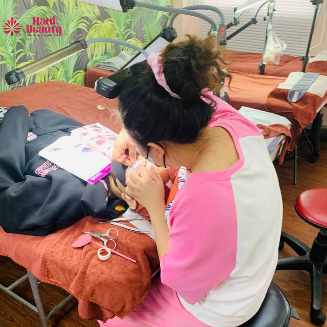 Học nối mi chi phí trọn gói, cập nhật xu hướng nối mi hiện đại, ra nghề tự tin ngay.