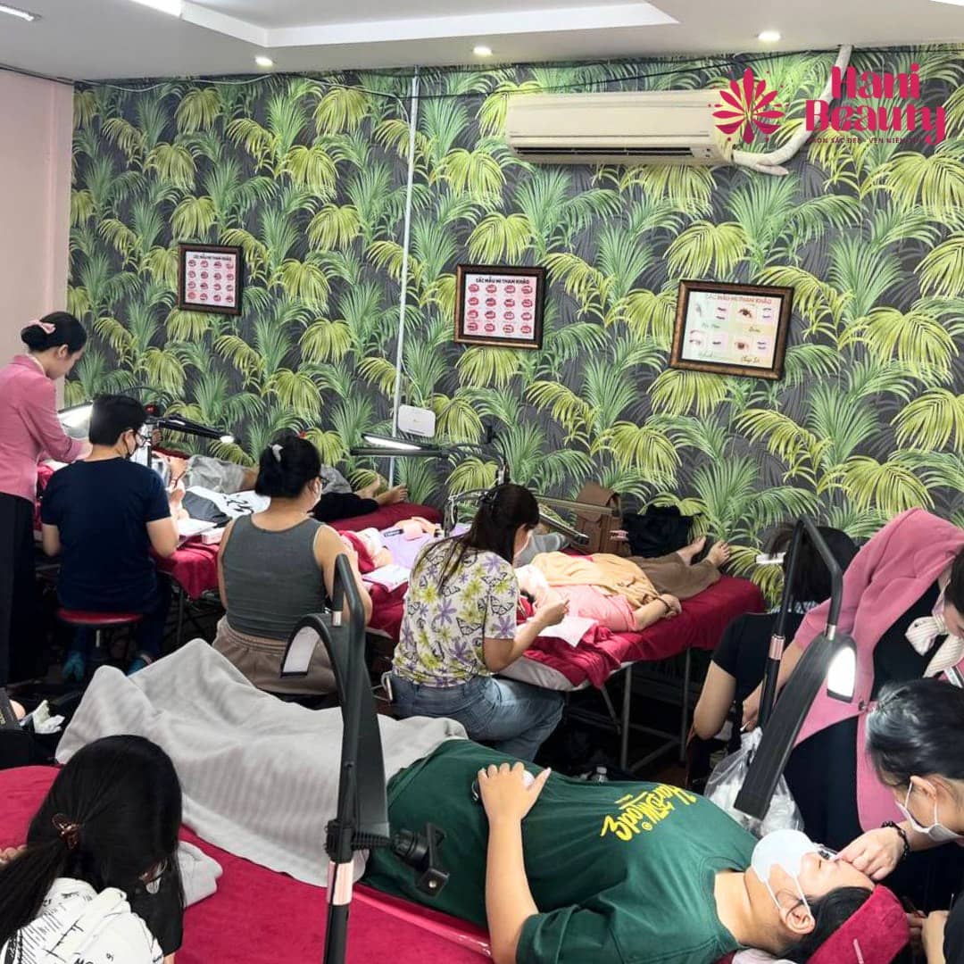 Khóa học nối mi layer Hani Academy tặng set đồ nghề, giáo trình miễn phí, thực hành chuyên nghiệp.