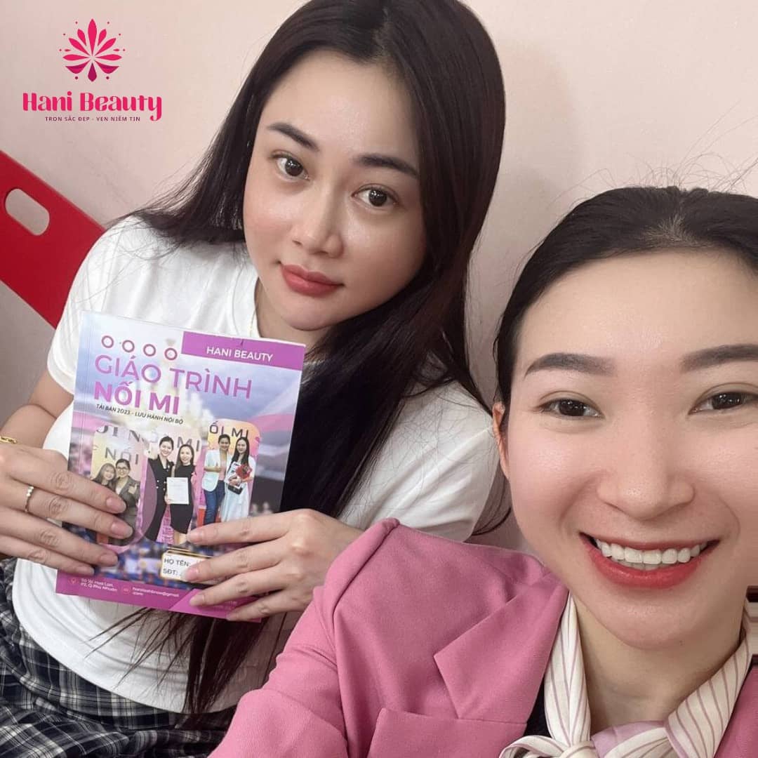 Học viên nhận chứng chỉ nối mi uy tín, được tư vấn mở tiệm và hỗ trợ giấy tờ hành nghề.