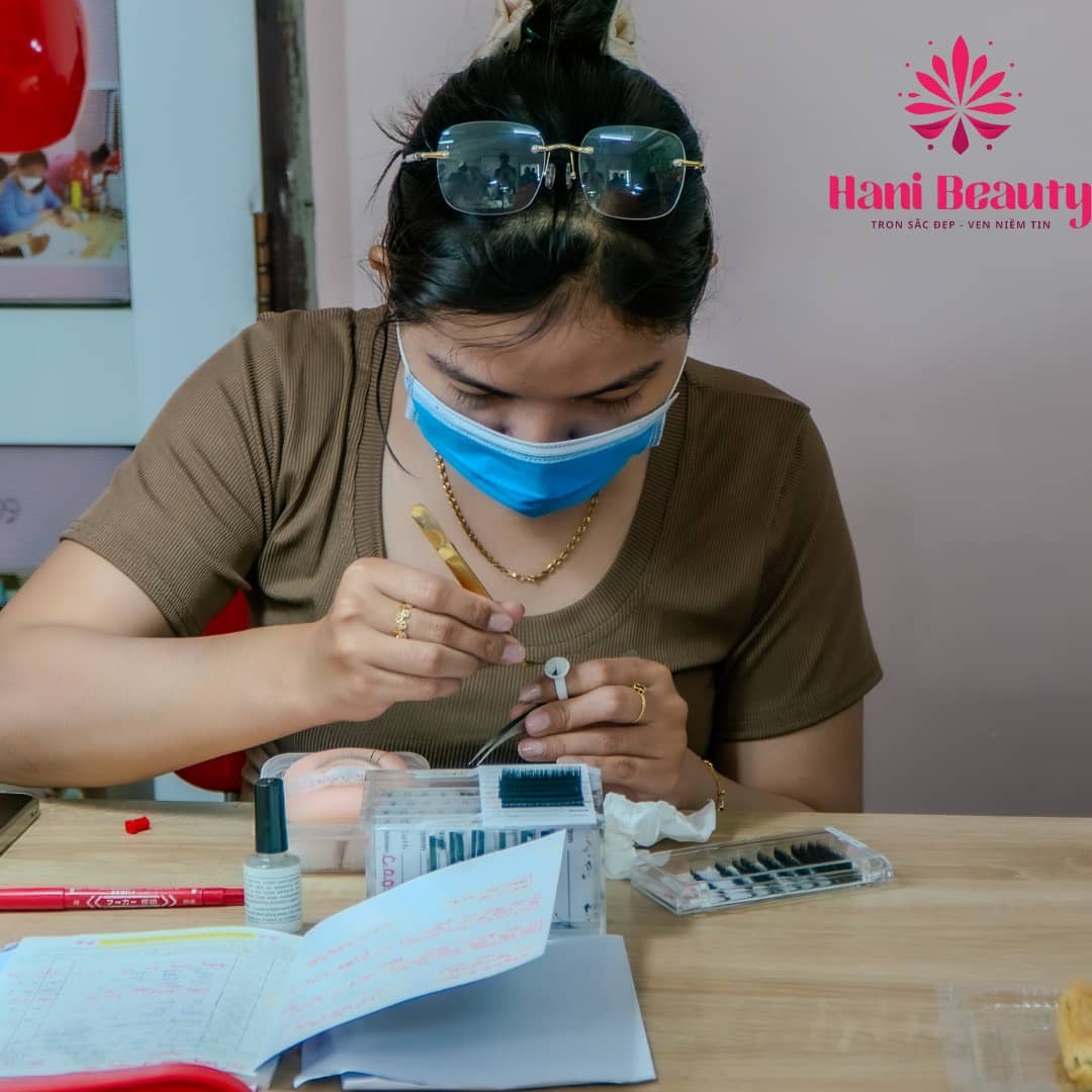 Ưu đãi học nối mi layer: học lại miễn phí trọn đời, tặng đồ nghề, tham gia workshop miễn phí.