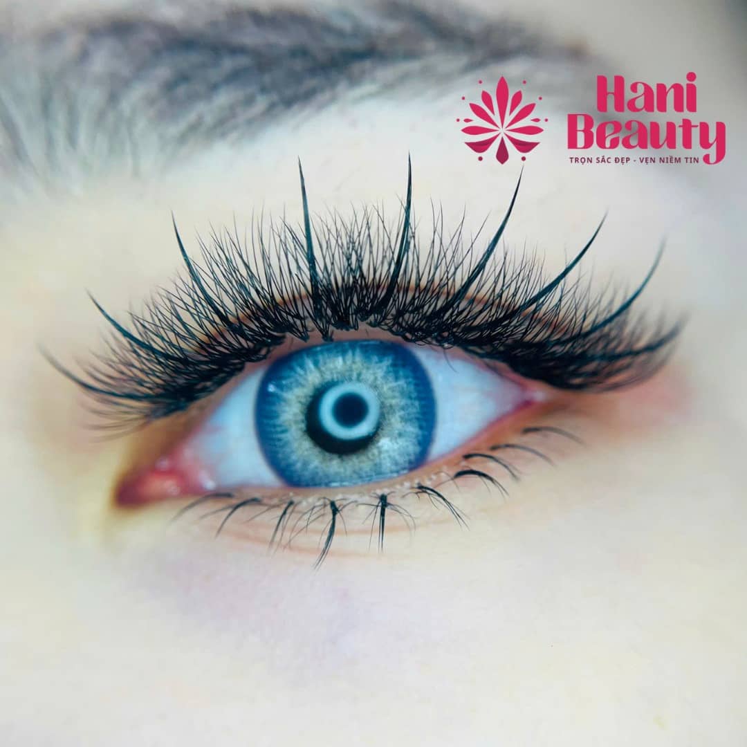 Giảng viên Hani Academy hướng dẫn nối mi layer chuyên sâu, kết hợp volume và classic giúp học viên tạo ra hàng mi dày đẹp, phù hợp từng dáng mắt.