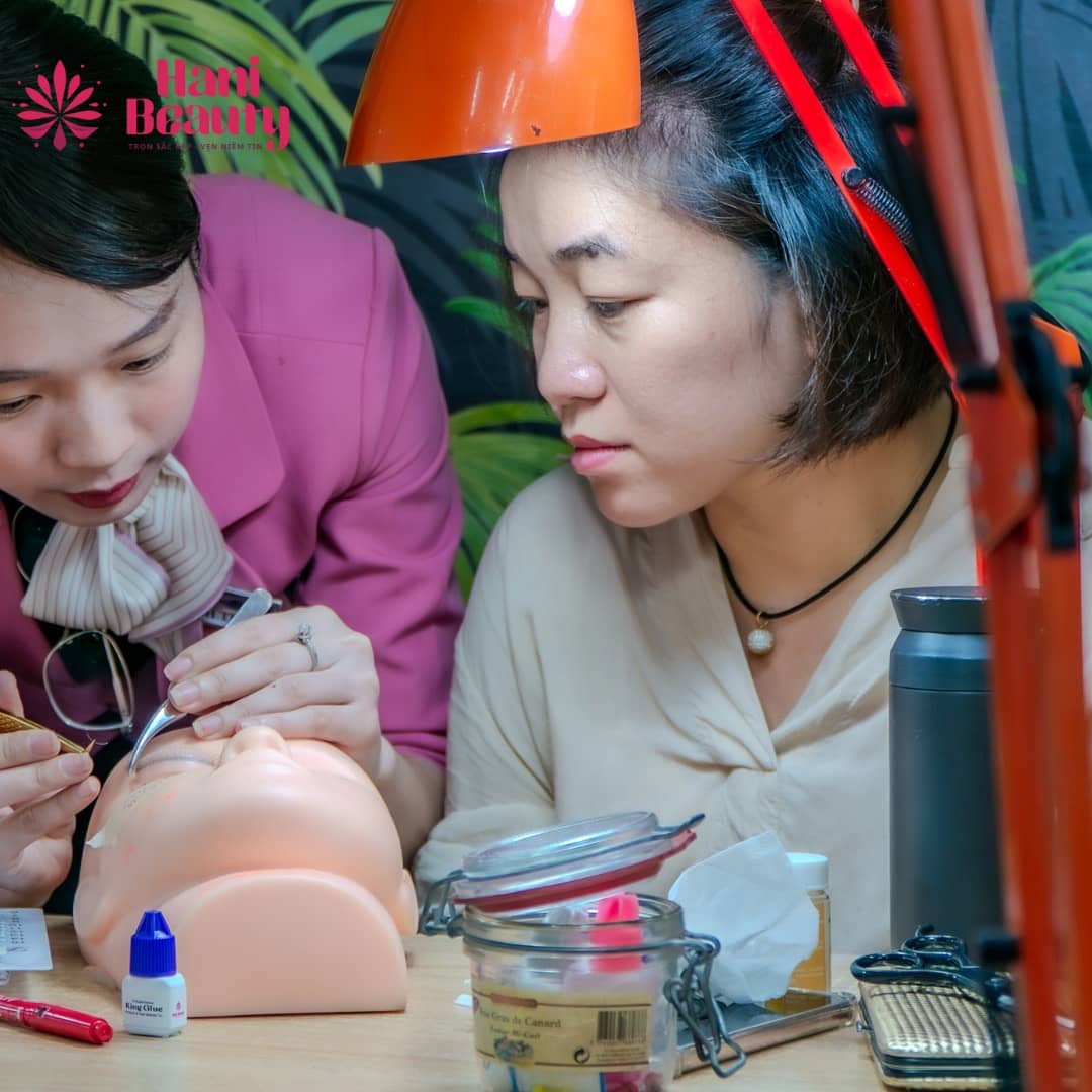 Kiến thức về mi thật, màu sắc và cách chọn tone giúp học viên áp dụng kỹ thuật nối mi nối mi màu hiệu quả.