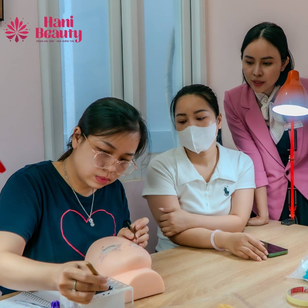 Học viên khóa học nối mi nối mi màu tại Hani Academy được cung cấp dụng cụ, thực hành mẫu thật và hỗ trợ mở tiệm chuyên nghiệp.