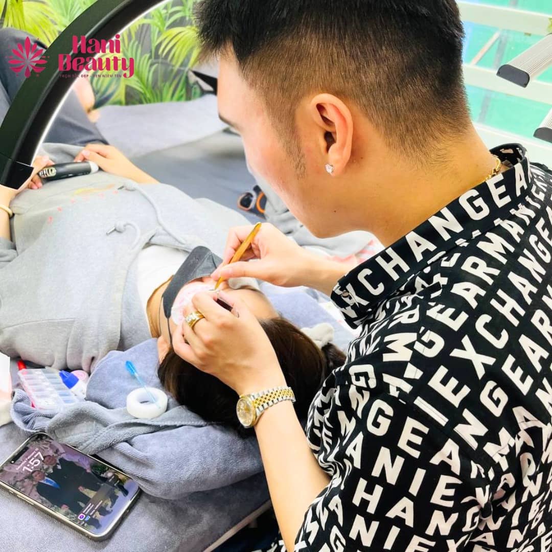 Học nối mi trọn gói tại Hani Academy: chi phí 7.000.000 VNĐ, tặng set đồ nghề & khóa học online, bảo hành kiến thức trọn đời.