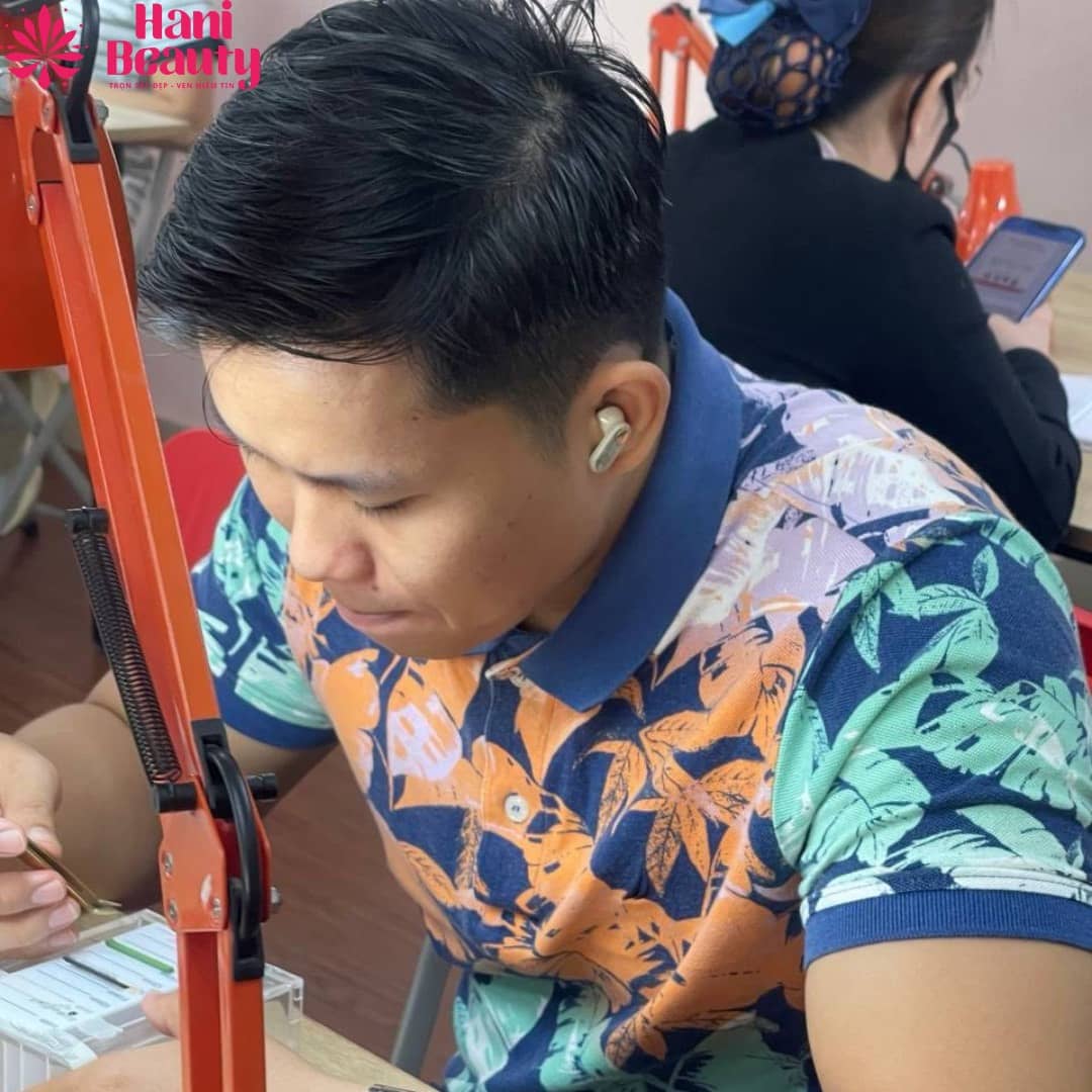 Học nối mi tại TPHCM trọn gói, trang bị kỹ thuật, kiến thức và tư duy thẩm mỹ, giúp ra nghề nhanh và phát triển sự nghiệp bền vững.