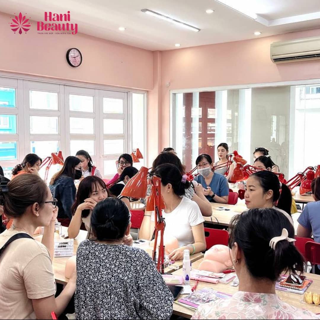 Học nối mi tại TPHCM chuẩn quốc tế, thực hành trực tiếp, ra nghề vững chắc và xây dựng sự nghiệp làm đẹp bền vững.