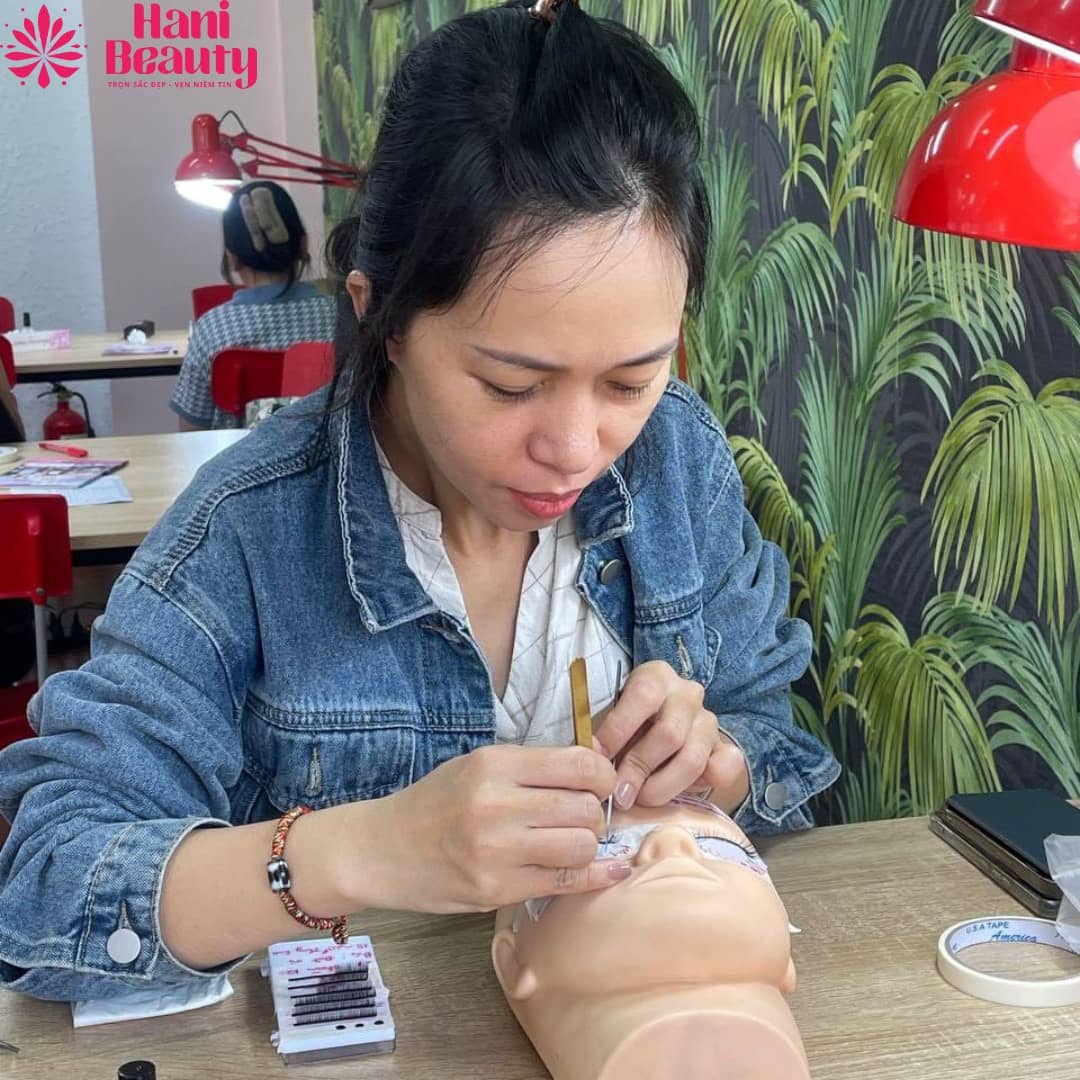 Học viên Hani Academy đánh giá cao khóa học nối mi: bài bản, thực hành nhiều, giảng viên tận tâm, hỗ trợ mở spa trọn đời.