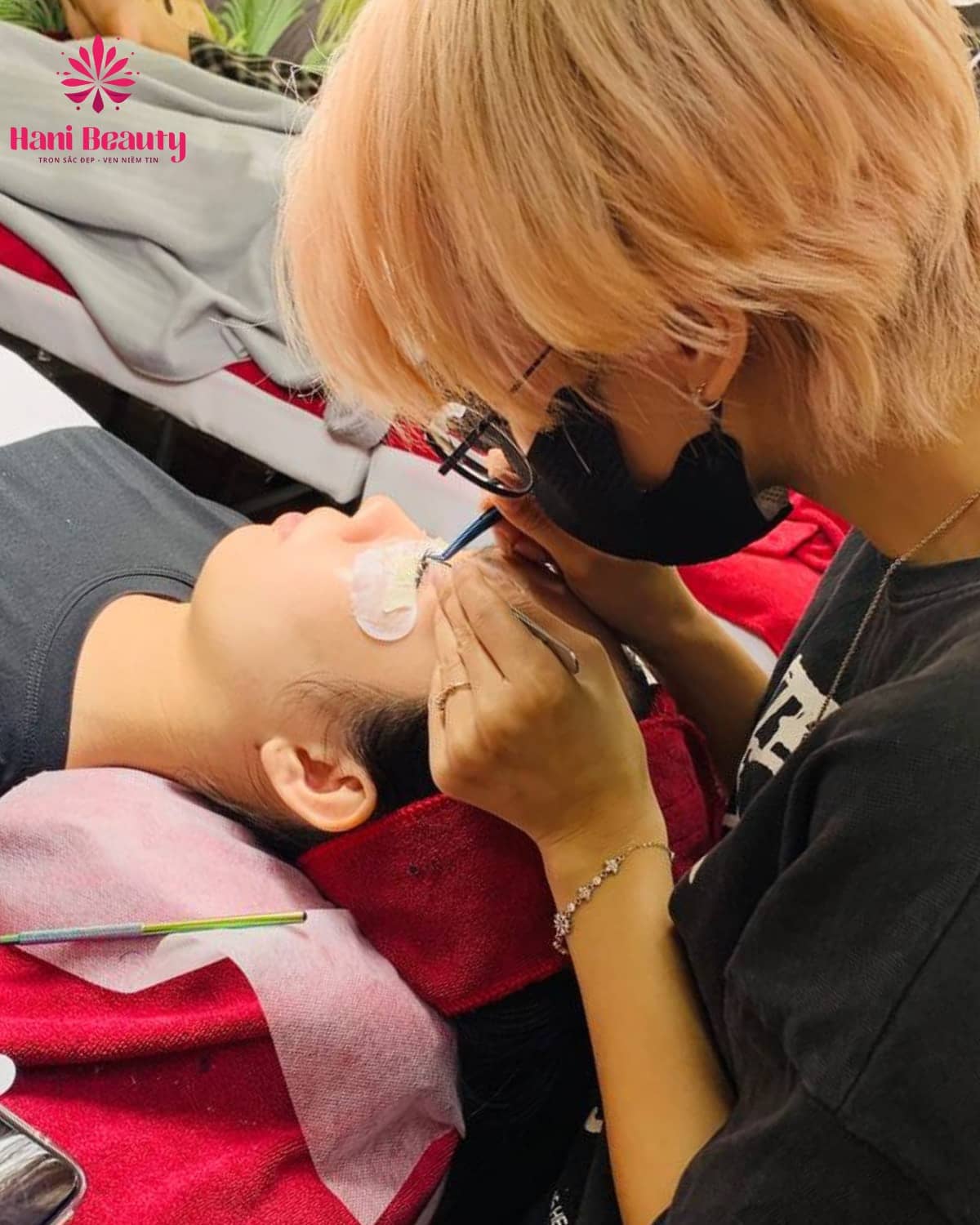 Học thử nối mi miễn phí tại Hani Beauty giúp học viên trải nghiệm, kiểm chứng kỹ năng và sẵn sàng ra nghề nhanh chóng.