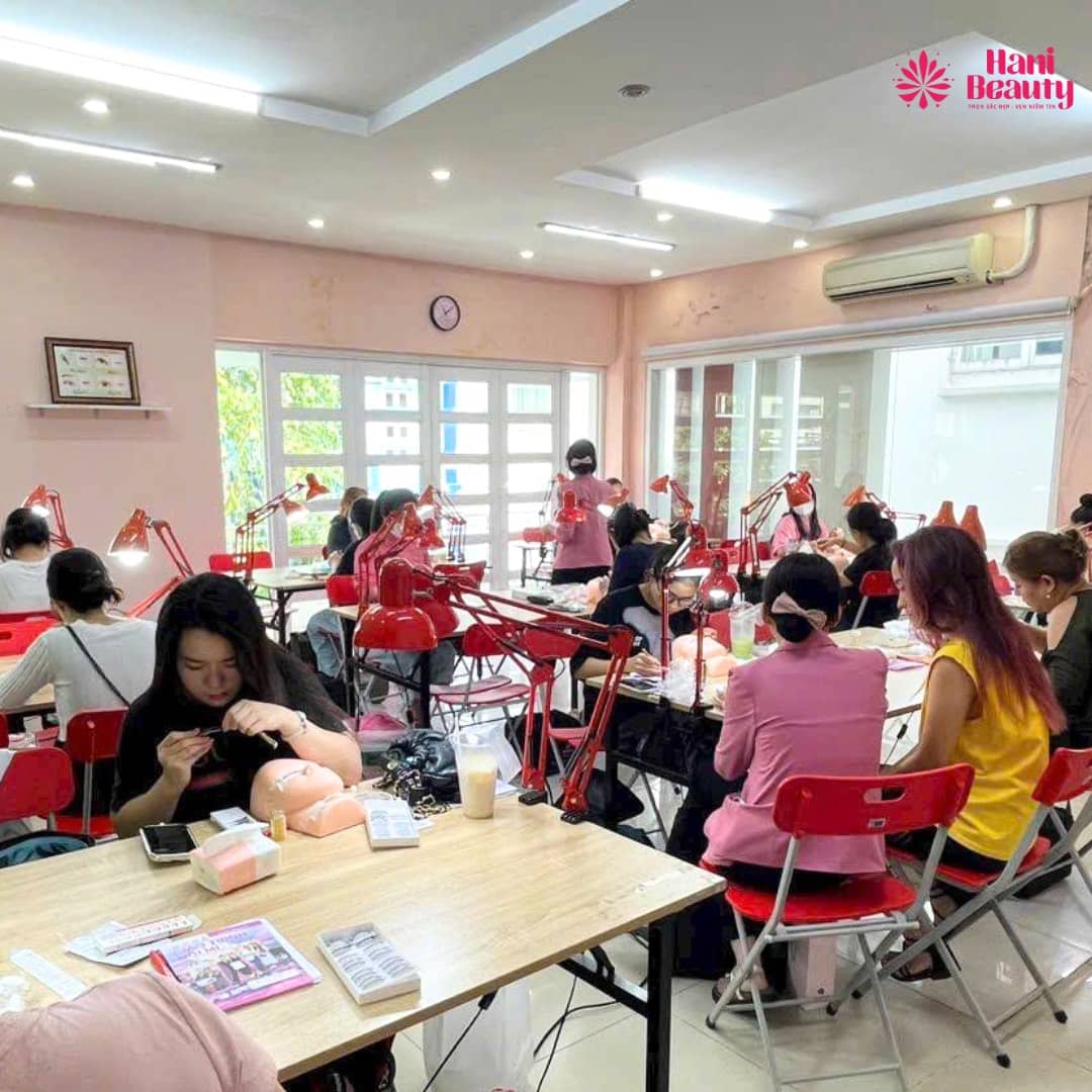 Học thử nối mi miễn phí tại Hani Academy giúp bạn trải nghiệm nghề thực tế, sẵn sàng trở thành kỹ thuật viên nối mi chuyên nghiệp.