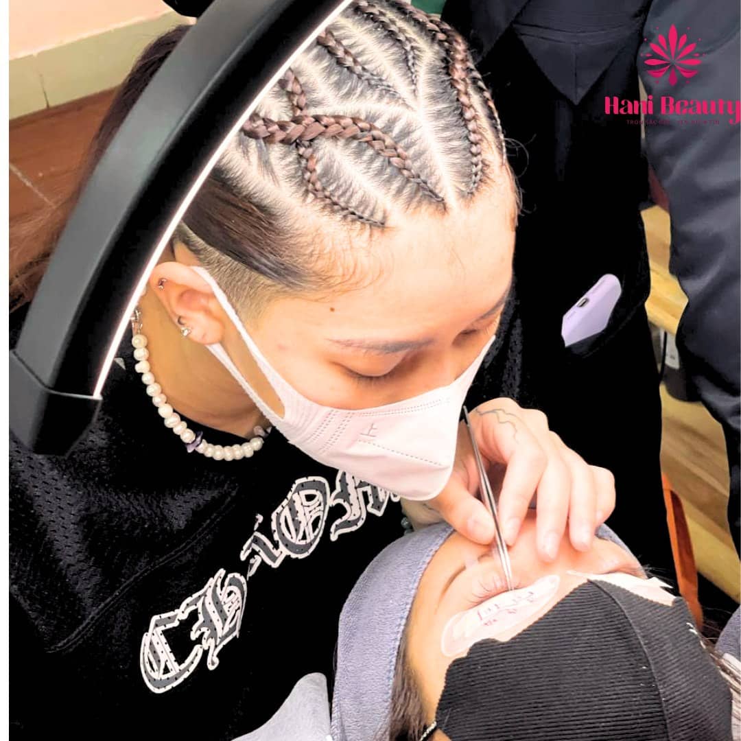 Hani Beauty bảo hành tay nghề trọn đời, cập nhật kỹ thuật mới và hỗ trợ 1:1 giúp học viên tự tin hành nghề.