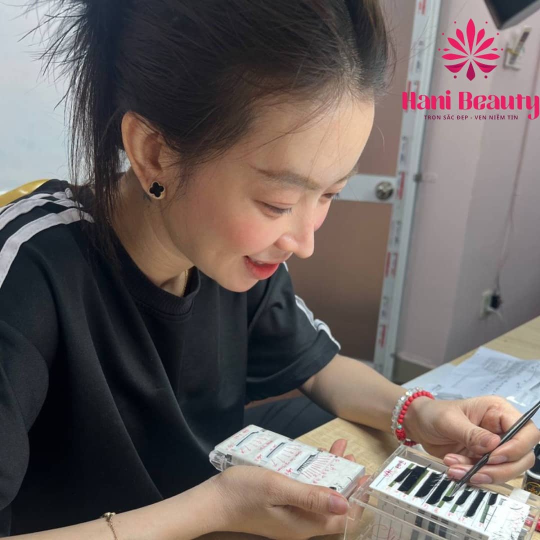 Học viên Hani Beauty nắm vững kỹ thuật nối mi chuẩn salon, rèn tính tỉ mỉ, kiên nhẫn và tự tin thực hành trên khách.