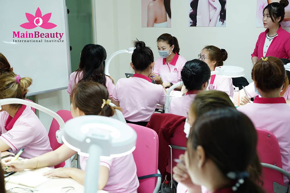MainBeauty đào tạo nối mi uy tín tại TP.HCM với chương trình từ cơ bản đến nâng cao, giảng viên giàu kinh nghiệm và thực hành đa dạng.