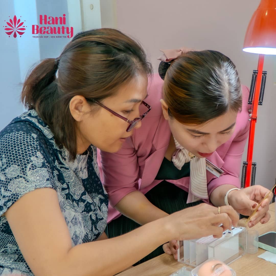 Hani Academy đào tạo nối mi theo chuẩn quốc tế, 80% thực hành trên mẫu thật, đảm bảo học viên thành thạo nhanh.