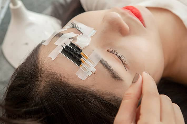 Linh Chi Spa đào tạo học nối mi uy tín tại TP.HCM với giáo án độc quyền, kỹ thuật đa dạng và hỗ trợ học viên sau khóa học.