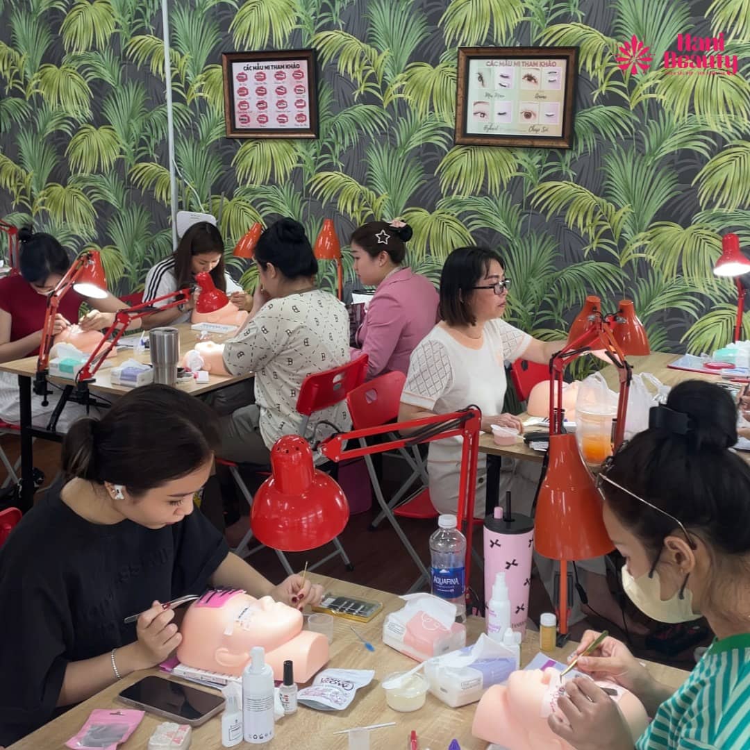 Lựa chọn trung tâm dạy học nối mi uy tín tại TP.HCM giúp học viên được đào tạo bài bản, thực hành nhiều và tự tin ra nghề.