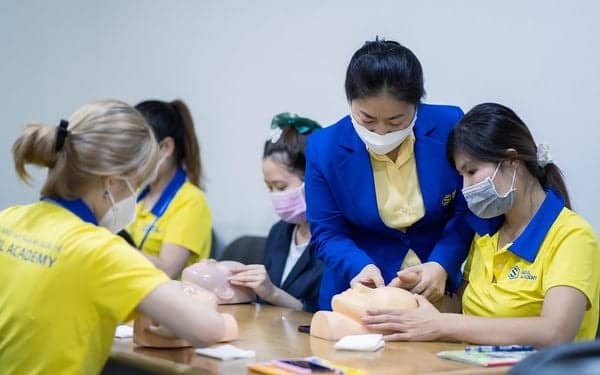 Seoul Academy đào tạo nối mi chuyên nghiệp tại TP.HCM với chương trình từ cơ bản đến nâng cao và thực hành chuẩn quốc tế.