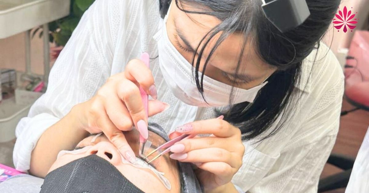 Tham gia học nối mi anh chị em còn biết được nhiều lưu ý quan trọng, cách xử lý tình huống