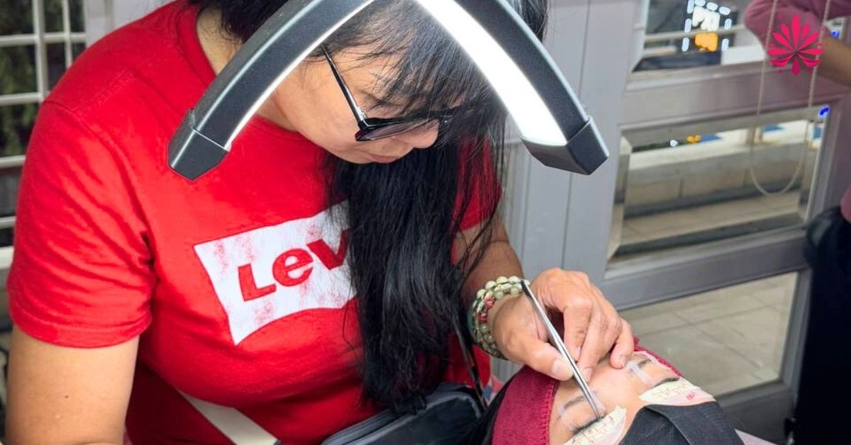 Học nối mi căn bản cấp tốc ra nghề 1 tháng giúp anh chị tự tin phục vụ mọi khách hàng