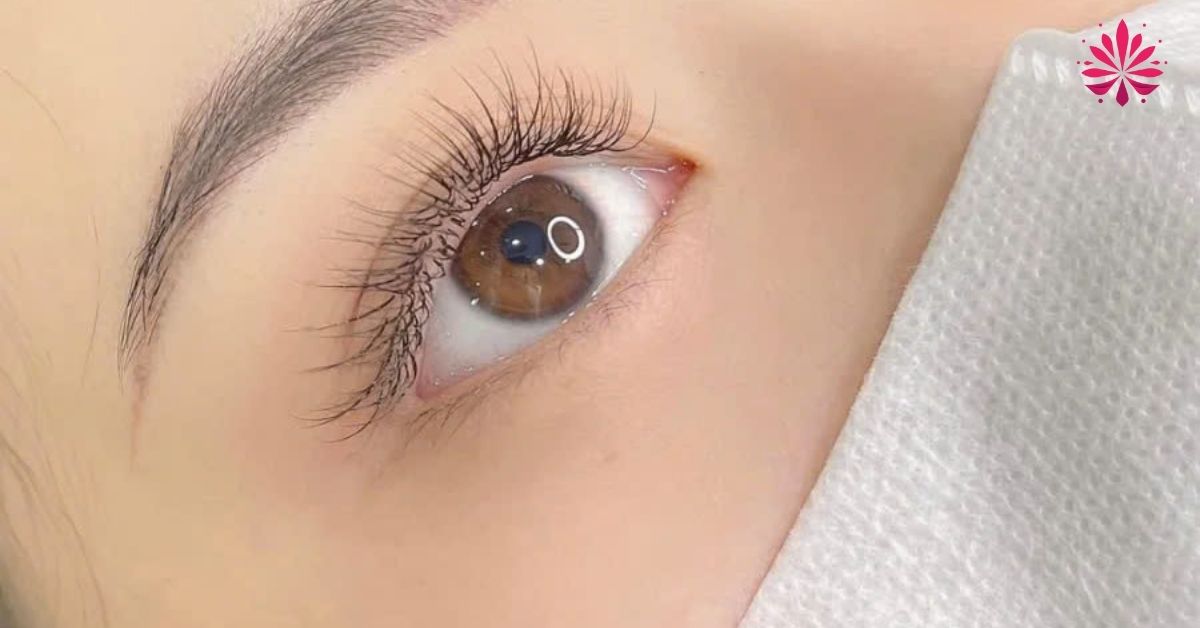 A close up of an eyeAI-generated content may be incorrect.