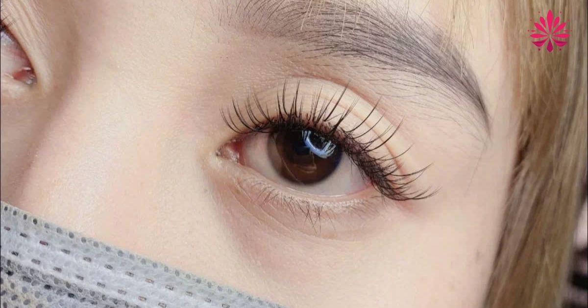 A close up of a person's eyeAI-generated content may be incorrect.