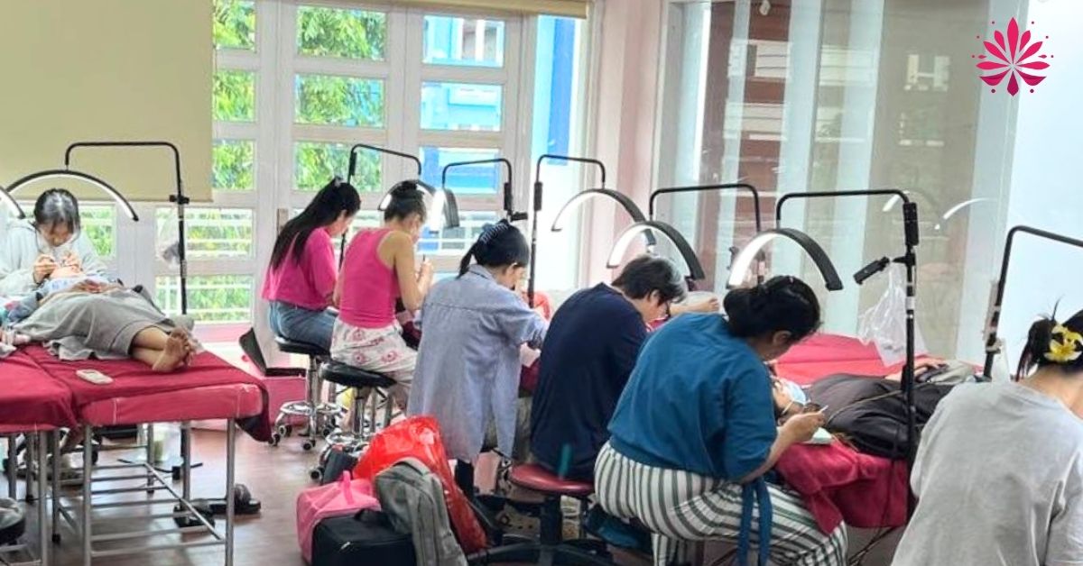 A group of people sitting in a roomAI-generated content may be incorrect.