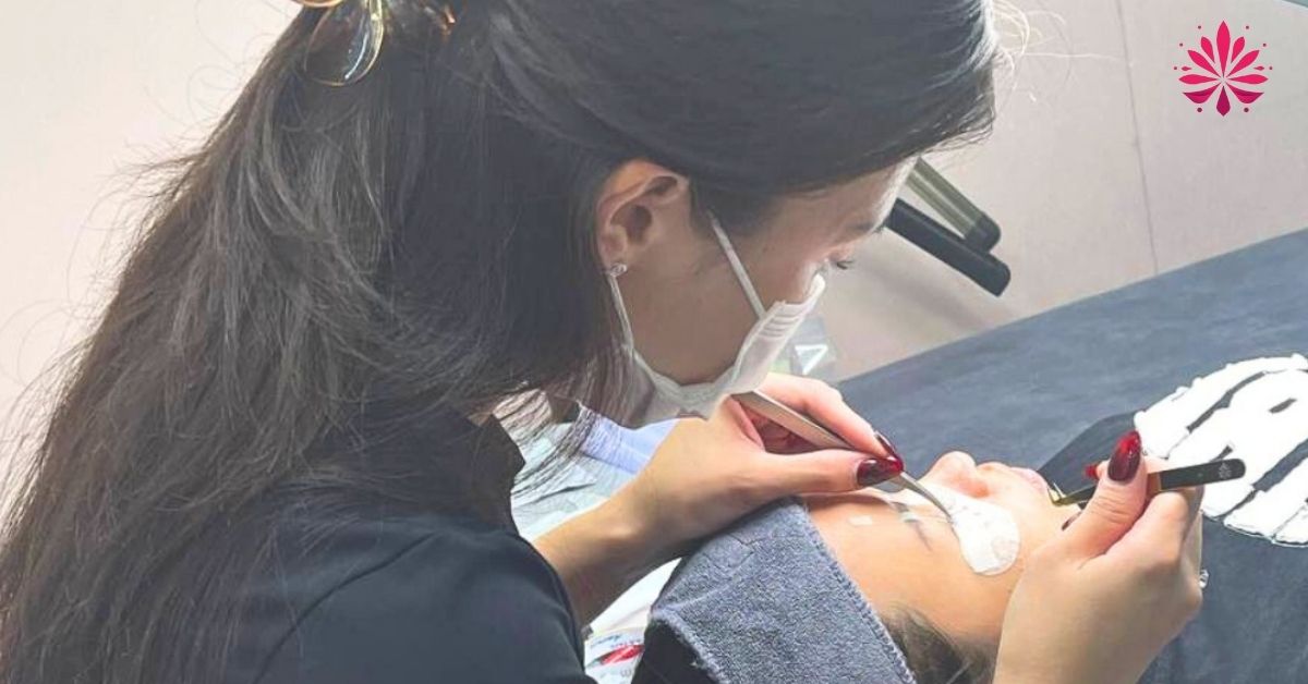 Khi học nối mi nâng cao cho người mới sẽ được hướng dẫn cách cầm nhíp chuẩn