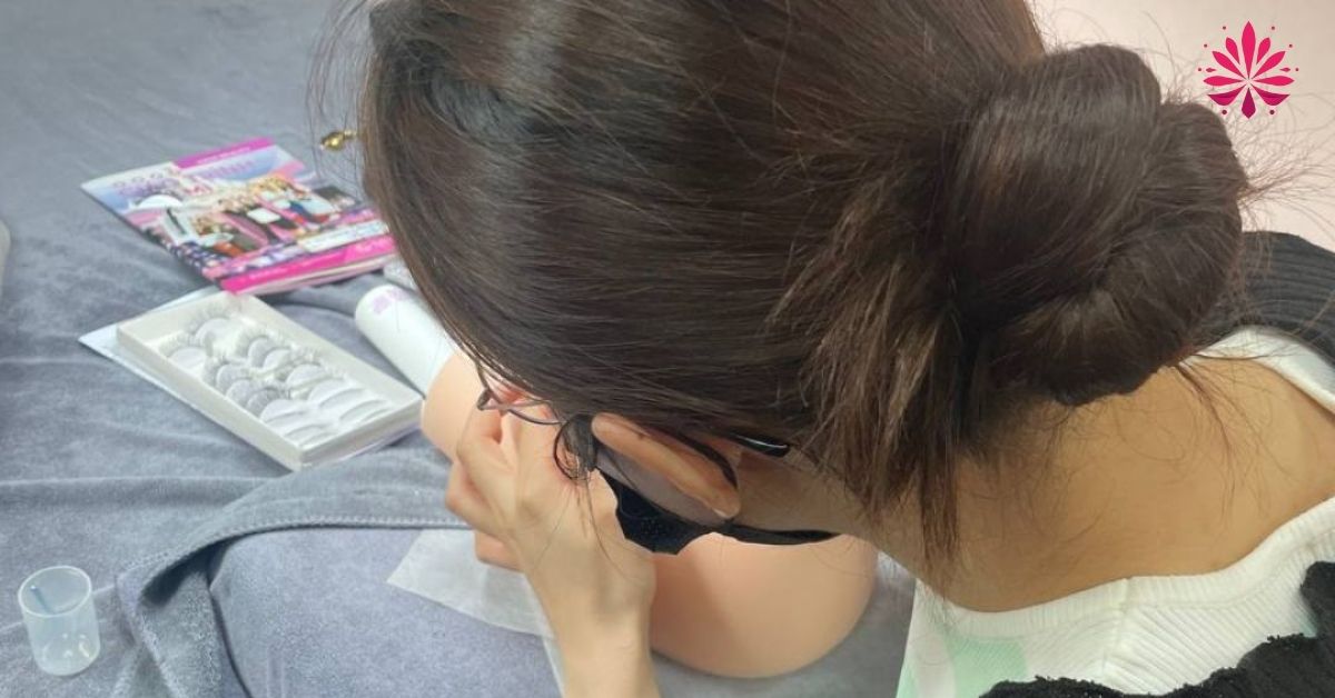 Khóa học nối mi uy tín kèm cặp thực tế có sự đồng hành chặt chẽ từ các giảng viên