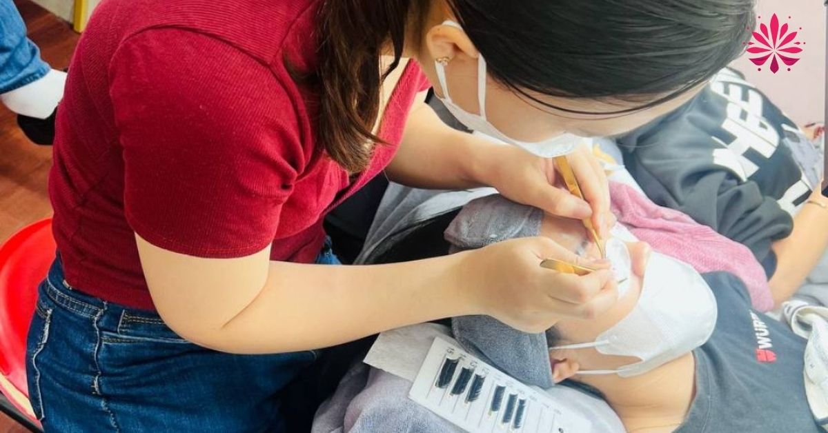 Học viên được chỉnh sửa kỹ thuật nối mi an toàn cho đến khi làm được mới thôi